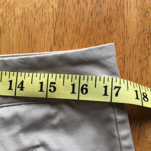 ADIDAS STRETCH KHAKI CAPRI 97% COTTON/ 3% SPANDEX IN GUC. - Picture 3 of 15